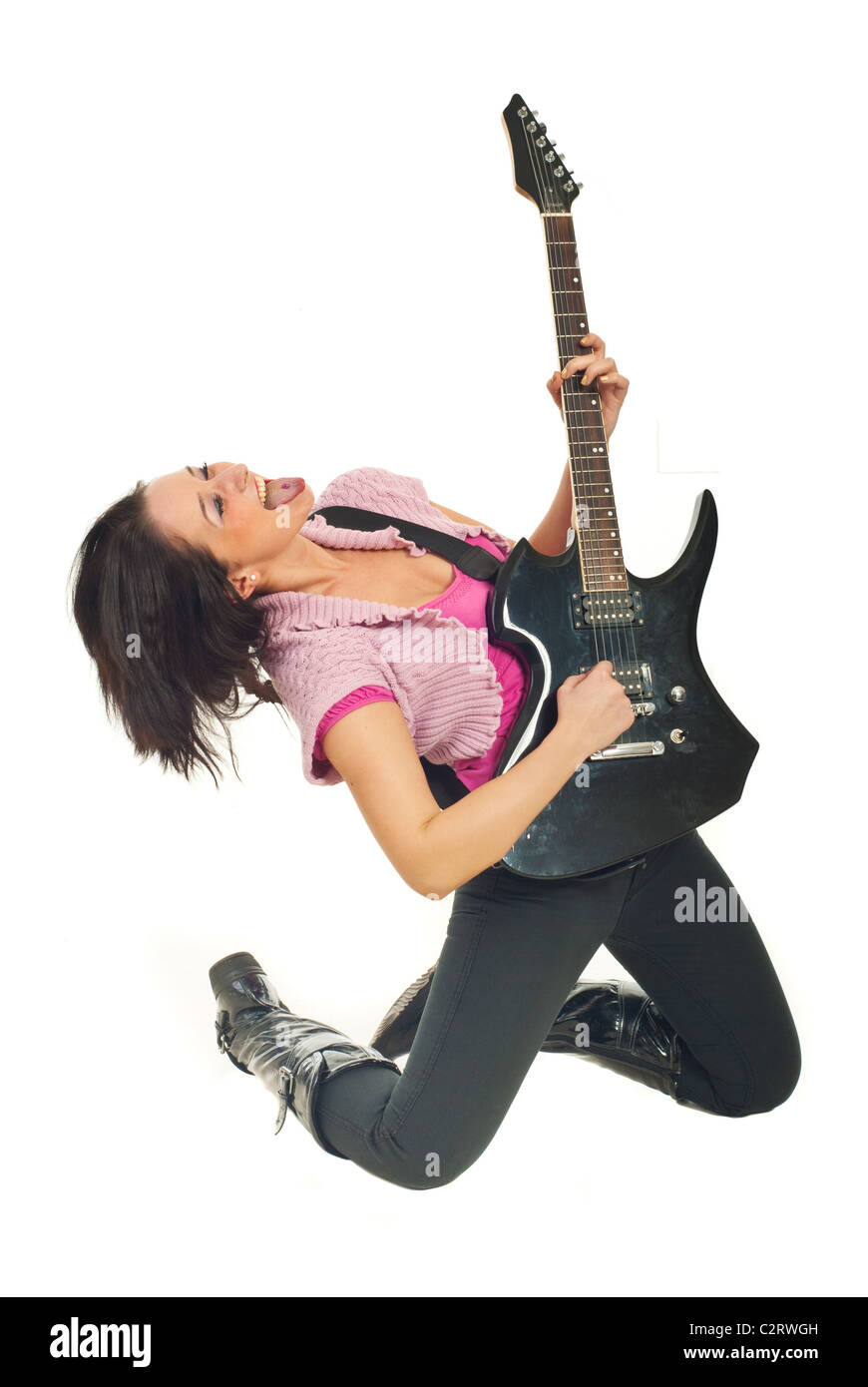 Rock Girl debout sur ses genoux jouant guitare et chant électronique isolé sur fond blanc Banque D'Images