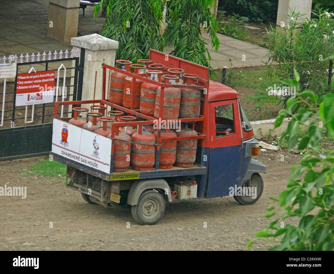 Un Tempo chargé avec des bouteilles de gaz GPL, Pune, Maharashtra, Inde Banque D'Images