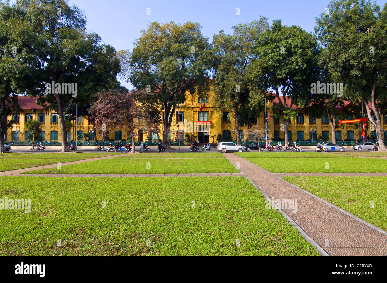 Vue horizontale du palais présidentiel en place Ba Dinh sur une journée ensoleillée. Banque D'Images