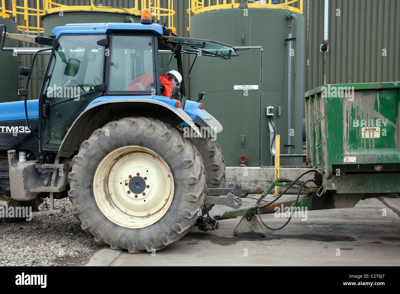 Usine de traitement de déchets industriels, Angleterre - remorque attelage au tracteur Banque D'Images