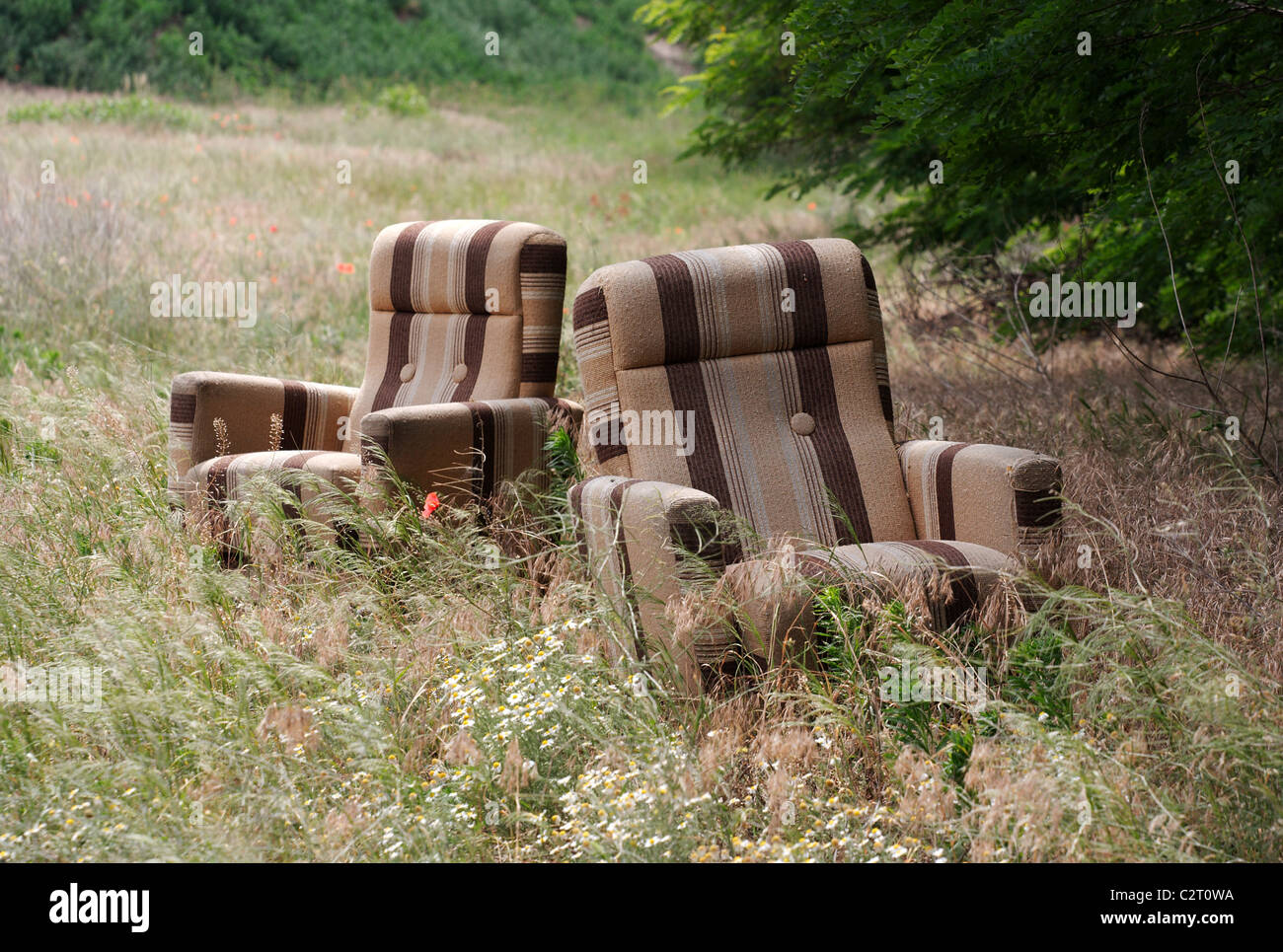 Fauteuils abandonnés dans les champs Banque D'Images