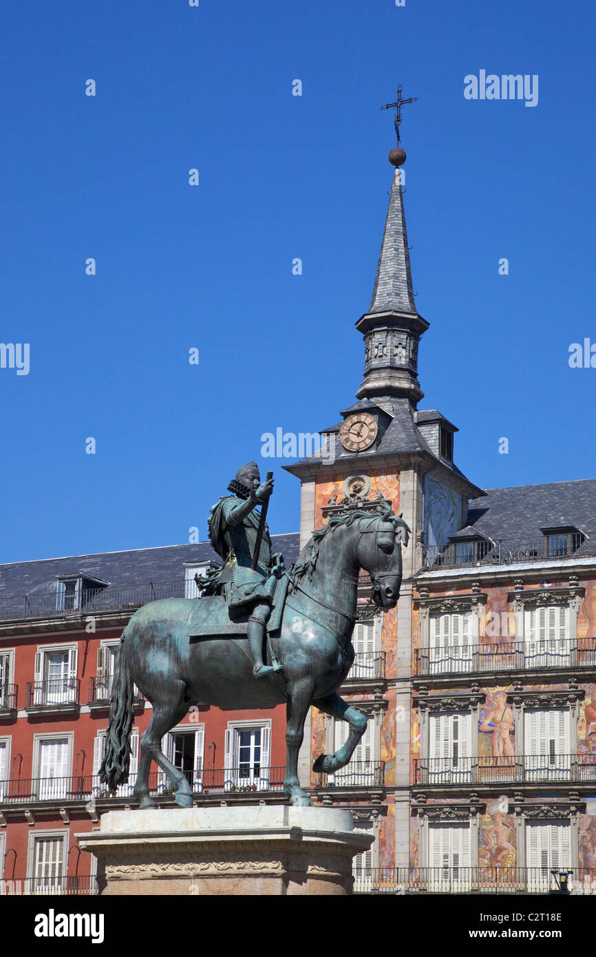 Plaza Major, Casa Panaderia et statue équestre de Philippe III au soleil du printemps, Madrid, Espagne, Europe, UNION EUROPÉENNE Banque D'Images