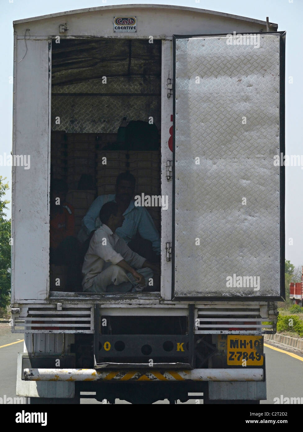 Personnes coin dans un tempo à trois roues, Pune, Maharashtra, Inde Banque D'Images