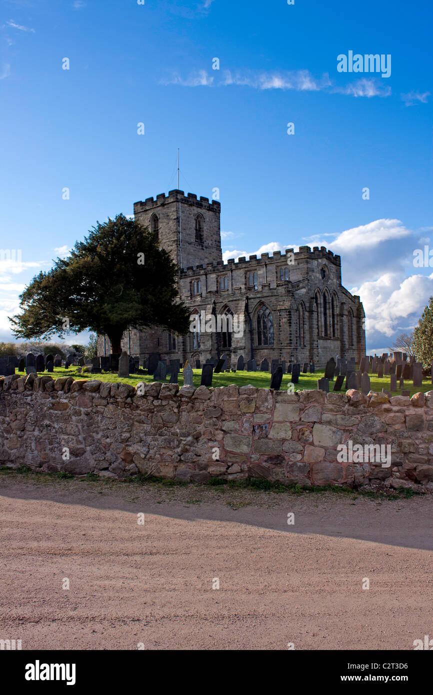 Breedon église chrétienne sur le haut de Breedon Hill dans le Leicestershire, Angleterre, Royaume-Uni. La photographie montre le cimetière. Banque D'Images