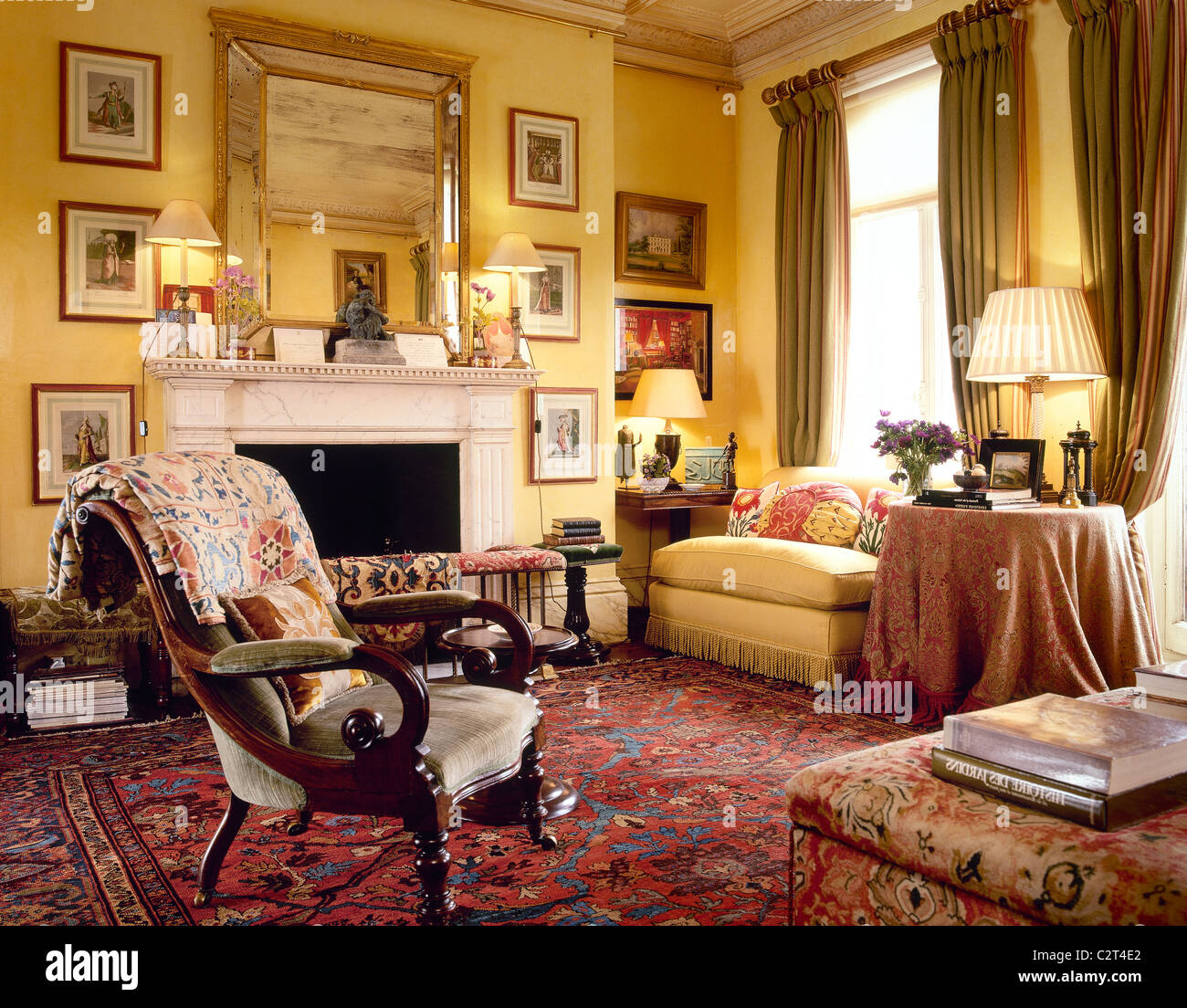 Salon jaune, marbre, cheminée, rideaux brun Banque D'Images