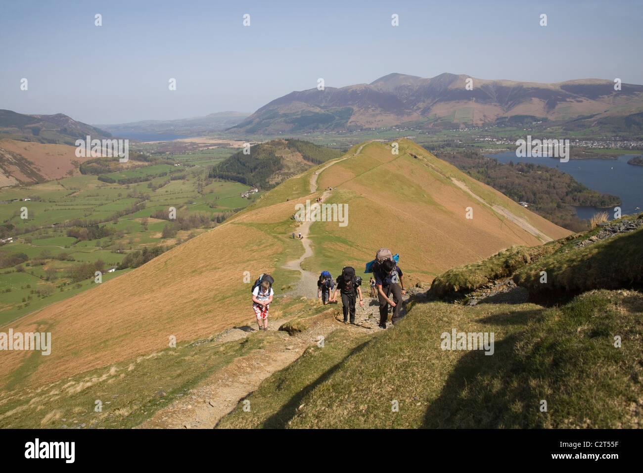 Lake District Cumbria England UK sur Derwentwater Keswick vers d'un sentier sur Cat Bells Mountain sur une belle journée d'avril météo Banque D'Images