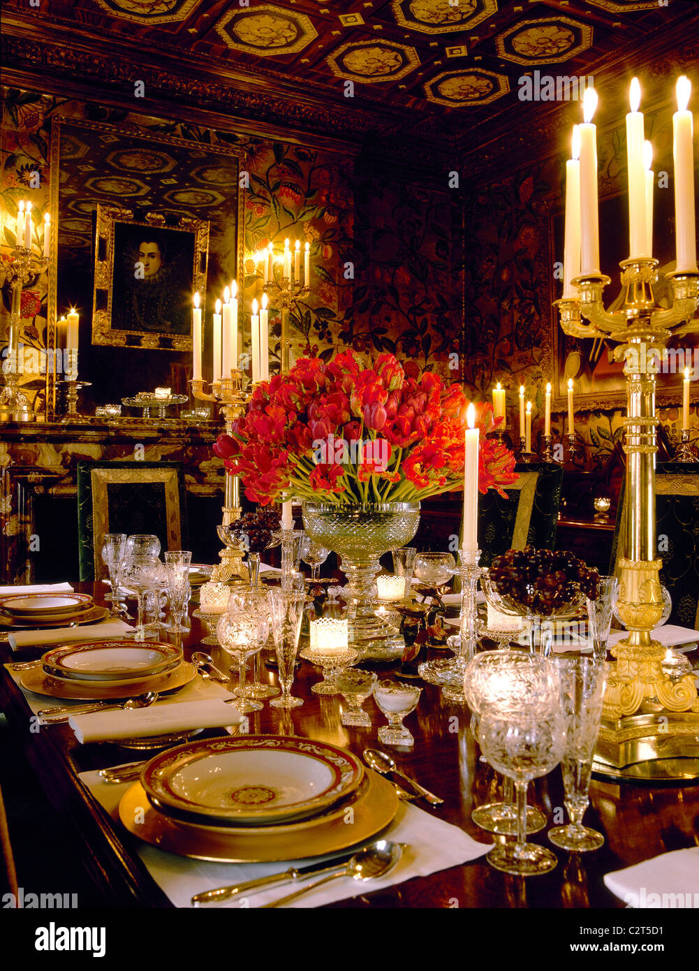 Salle à manger traditionnelle, service de table, table, chandeliers en argent Banque D'Images