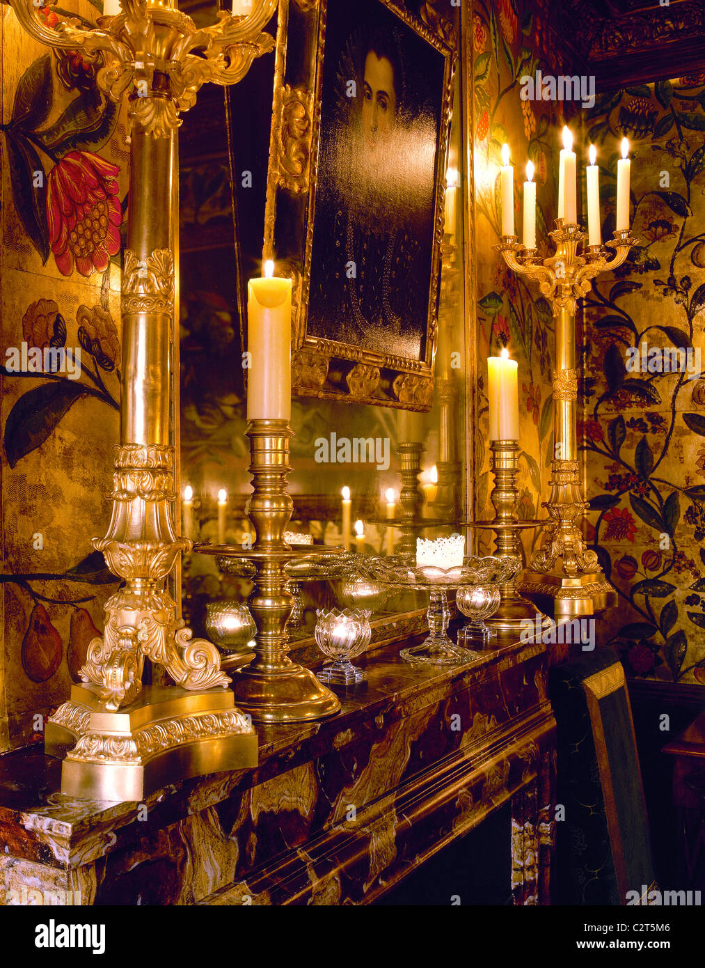 Cheminée en marbre, murs peints en vigueur, l'argent des chandeliers, bougies allumées, Banque D'Images