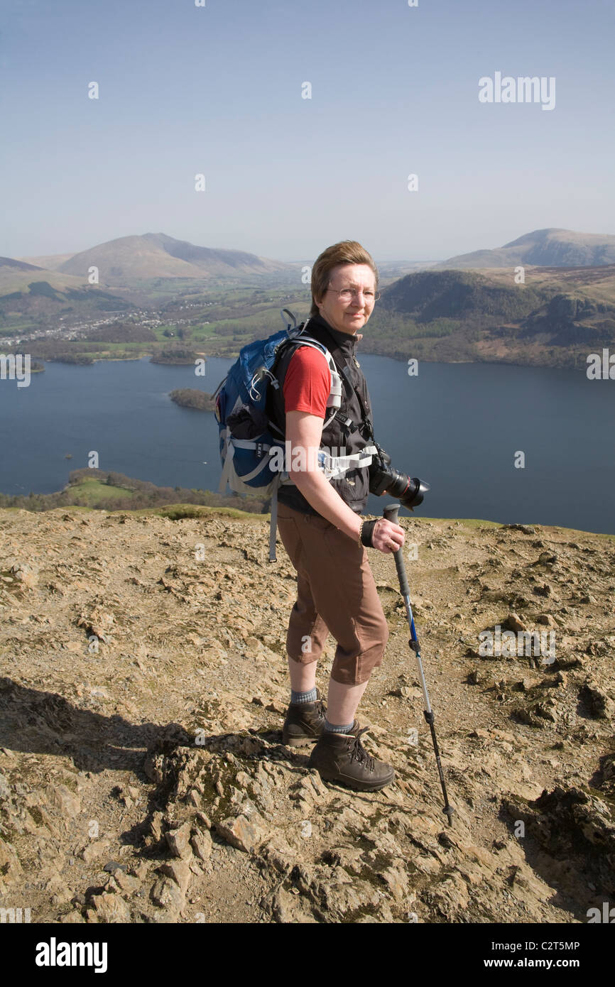 Lake District Cumbria England UK Monter femme Walker sur le sommet du Cat Bells Mountain Banque D'Images