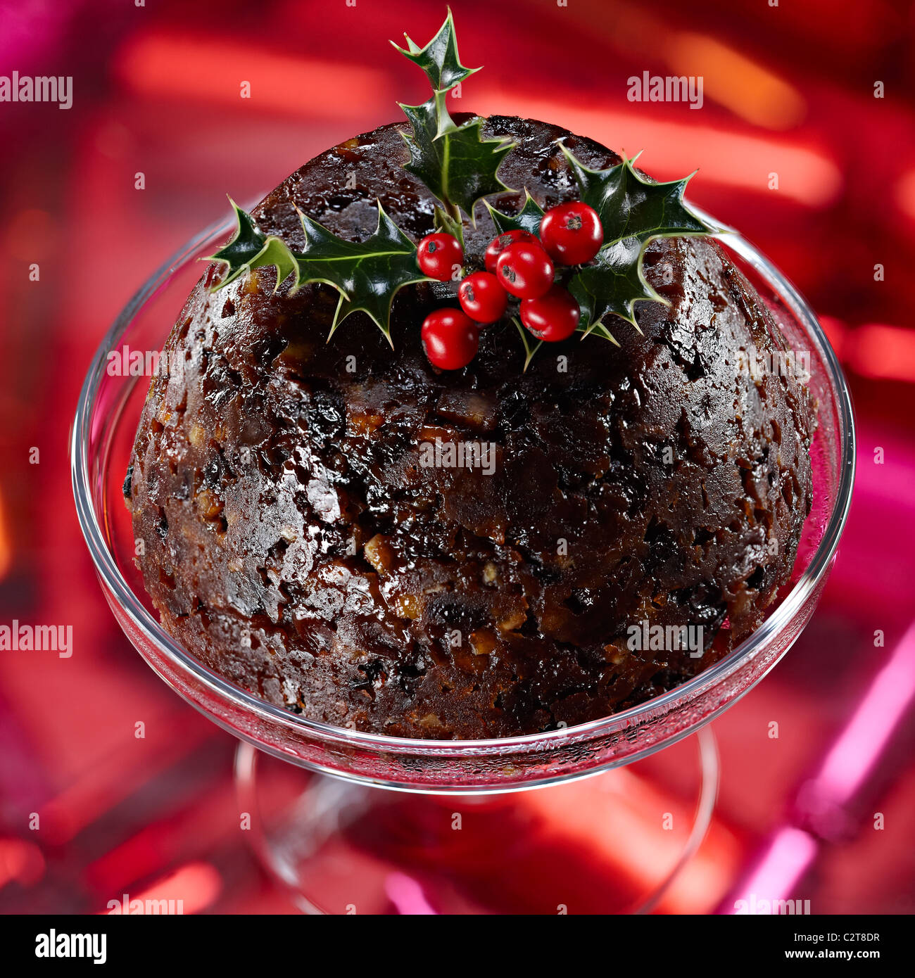 Le pudding de Noël avec des feuilles de houx berries Banque D'Images
