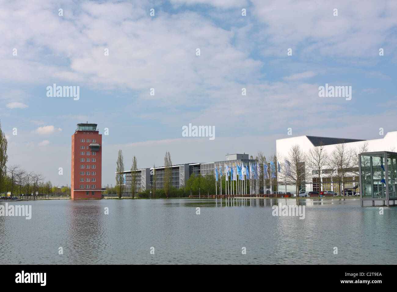 Notre hôtel tour de l'ancien aéroport Riem de Munich, Allemagne, Europe. Aujourd'hui, il est utilisé comme un immeuble de bureaux. Banque D'Images