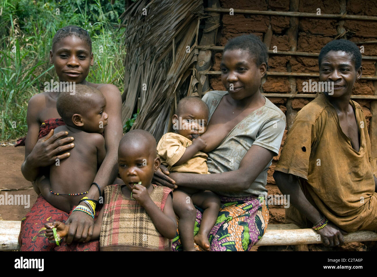 L'allaitement des bébés pygmées dans la forêt, en République du Congo Banque D'Images