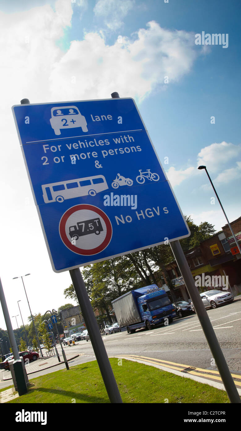 Signe de la route affiche les données de plusieurs transport de passagers. Voies conçu pour les véhicules avec 2 personnes ou plus. Banque D'Images