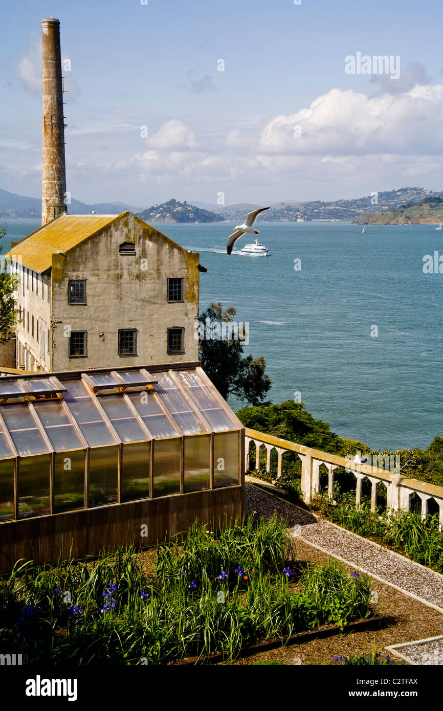 L'île centrale et les émissions à l'ancienne prison fédérale d'Alcatraz à San Francisco, CA. Remarque Sausalito ferry. Banque D'Images