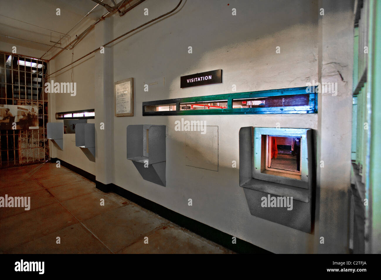 Prisonnier de l'ancien windows visite la prison fédérale d'Alcatraz à San Francisco, CA. Il est maintenant une attraction touristique. Banque D'Images