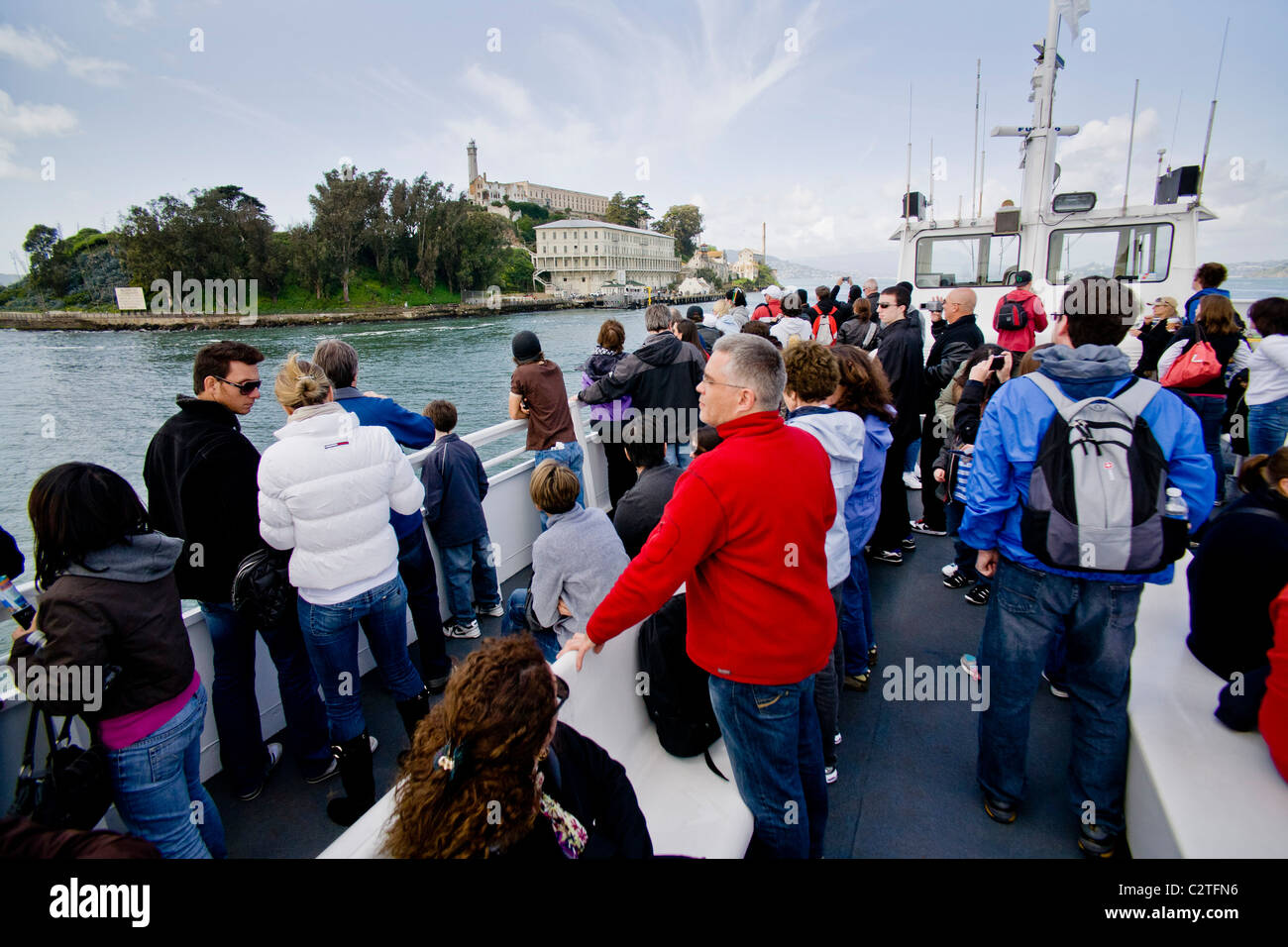 Un traversier de l'Île Alcatraz approches touristiques dans la baie de San Francisco pour visiter son célèbre ancienne prison fédérale. Banque D'Images