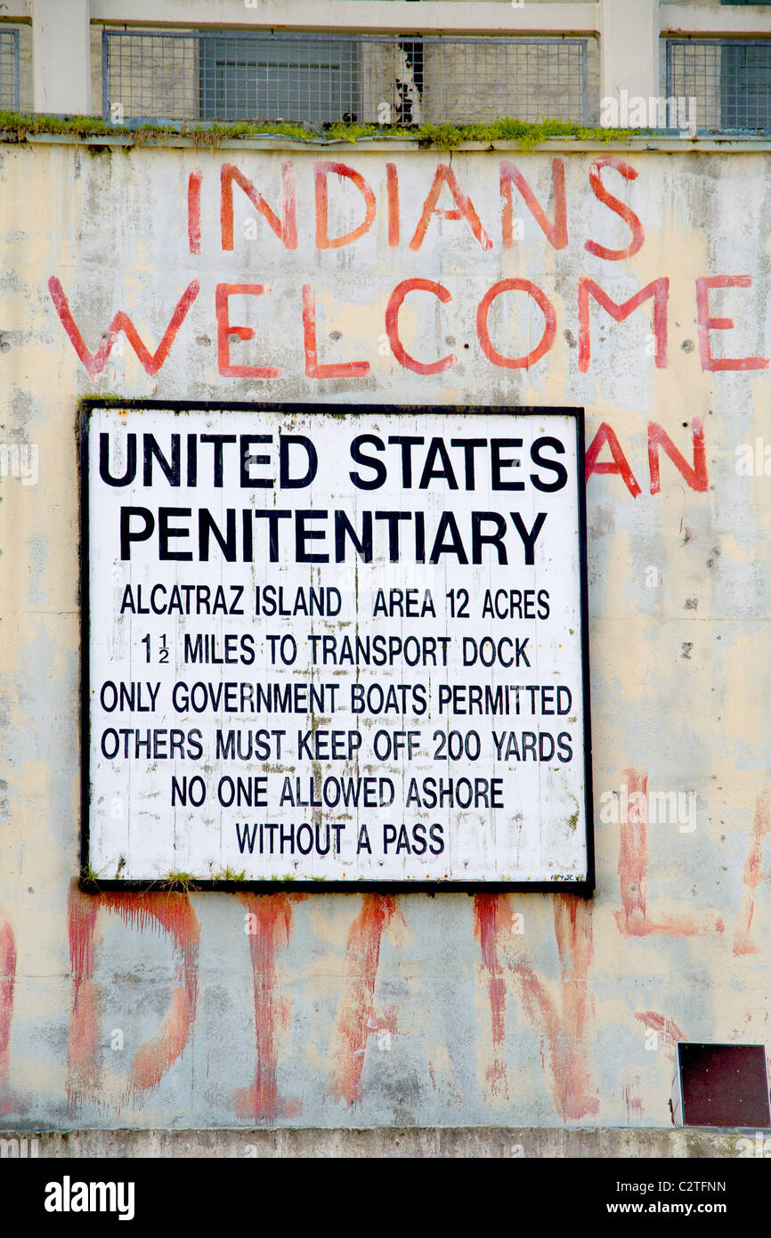 Un panneau officiel et d'une main peinte une commémoration de la Native American 1969-1971 occupation de l'Île Alcatraz. Banque D'Images