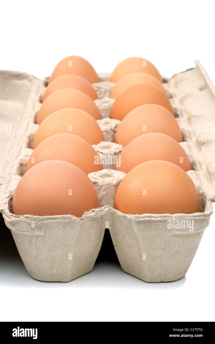 Boîte d'une douzaine d'oeufs dans une boîte en carton, isolé sur fond blanc Banque D'Images