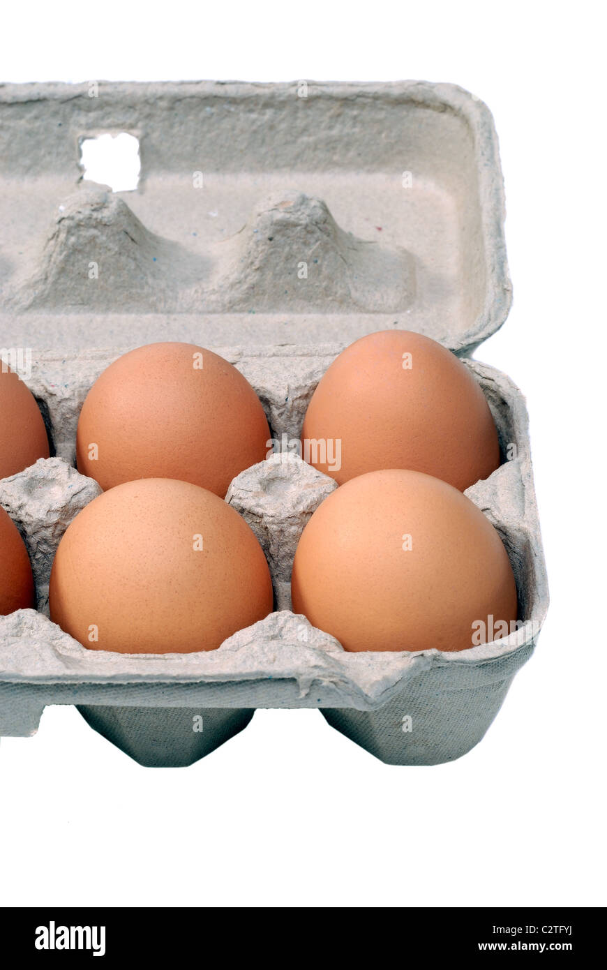 Brown frais oeufs dans une boîte en papier mâché, isolé sur fond blanc Banque D'Images