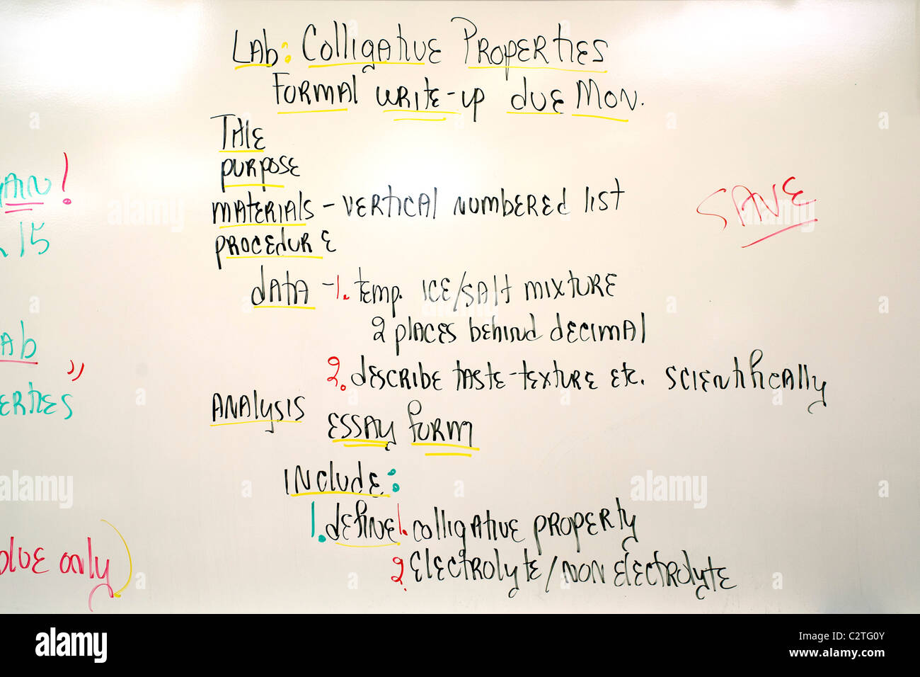 Une école de chimie listes tableau blanc une affectation pour une expérience en point de congélation à San Clemente, CA. Banque D'Images