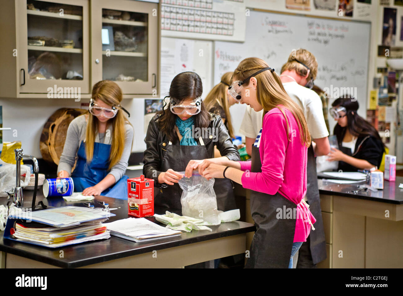 Porter des lunettes de sécurité, les élèves du secondaire à San Clemente, CA, mener une expérience de chimie en solution point de congélation. Banque D'Images