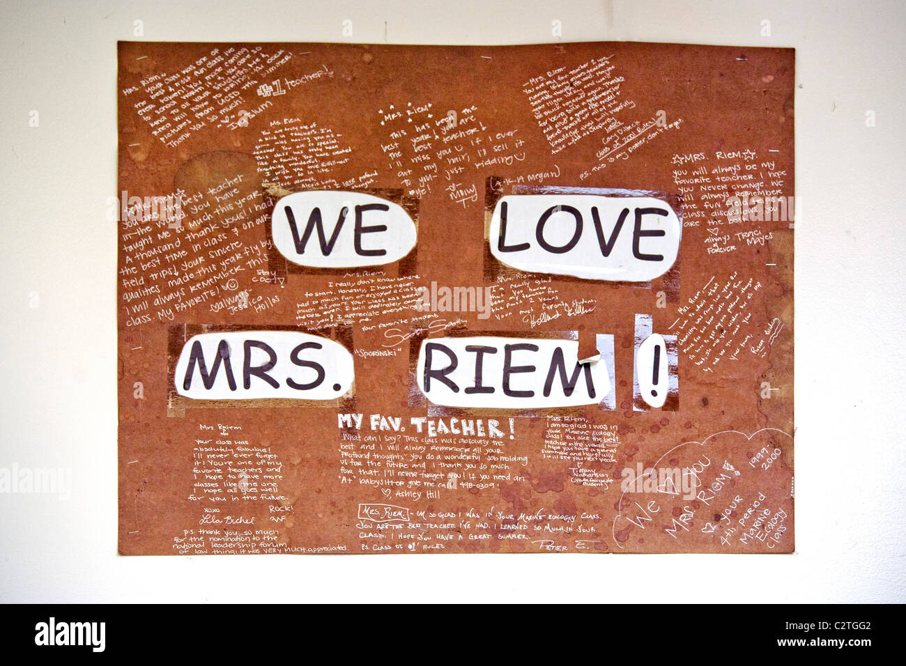 Un signe des lettres dans une école secondaire en classe des élèves de chimie exprime l'appréciation de leur professeur à San Clemente, CA. Banque D'Images