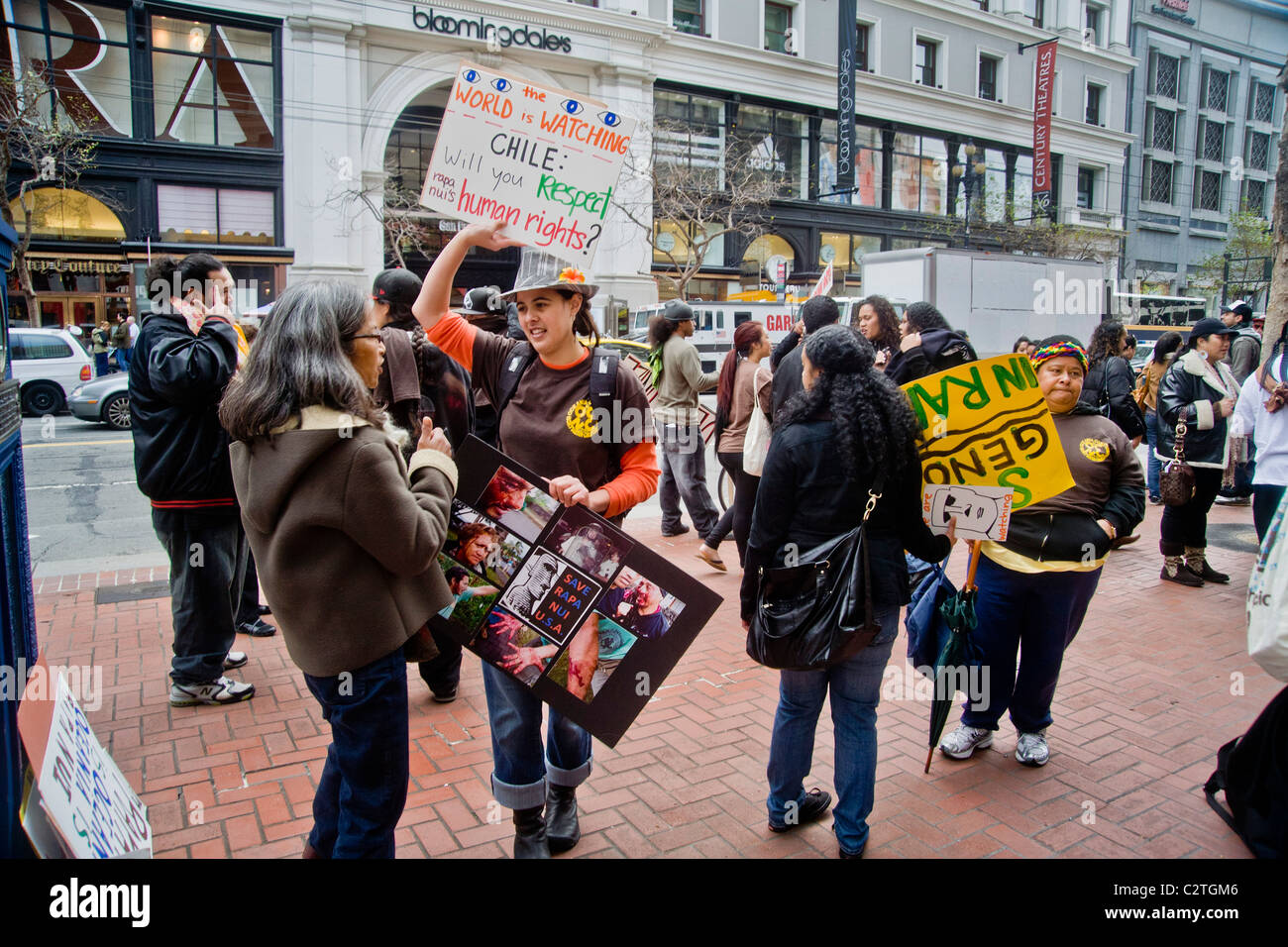 Protester au nom de la population de Rapa Nui se tient à l'extérieur du Consulat chilien sur Market Street à San Francisco. Banque D'Images