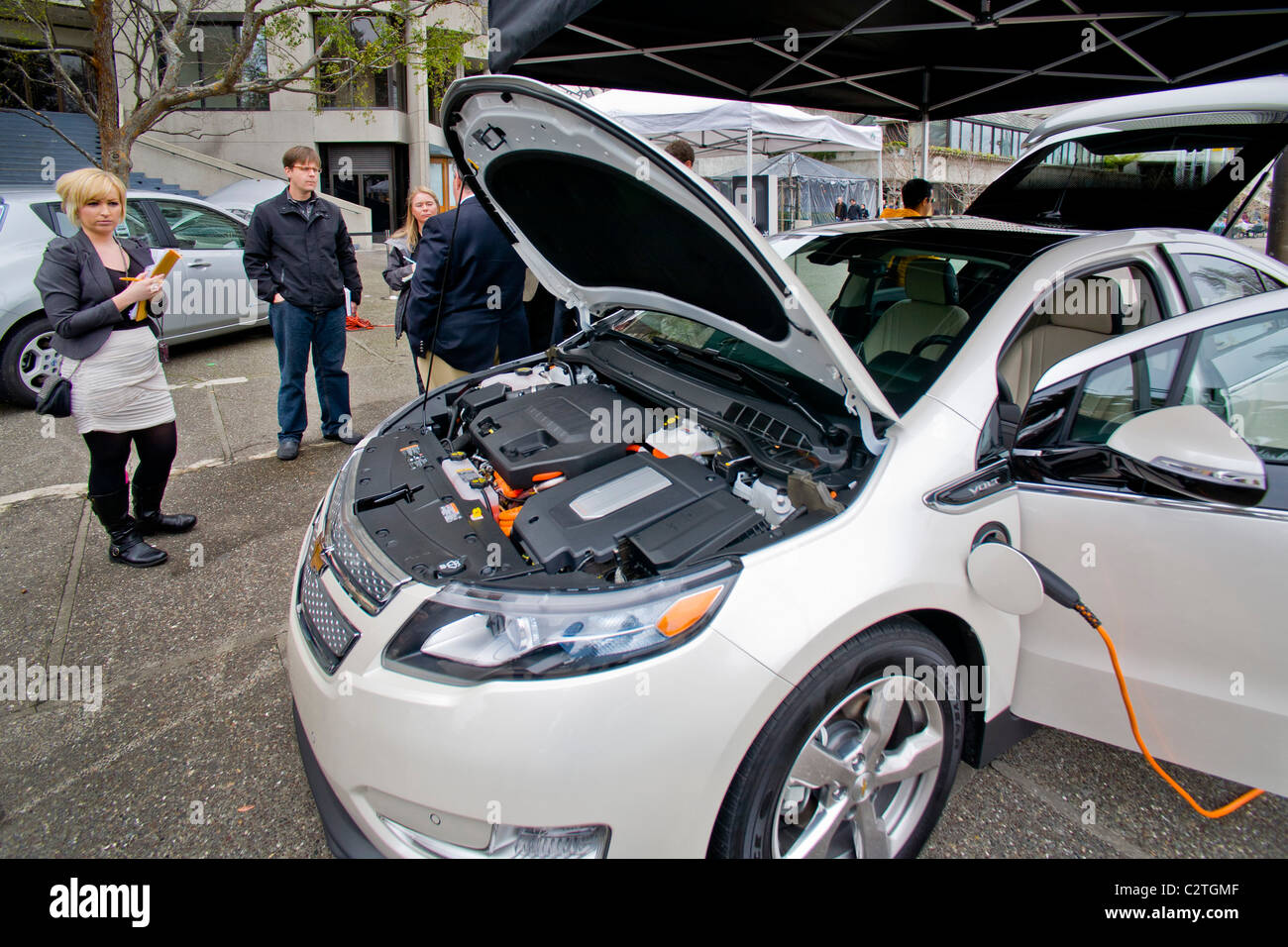 Une Chevrolet Volt voiture hybride essence-électricité est exposé dans l'Embarcadero Center dans le centre-ville de San Francisco. Banque D'Images