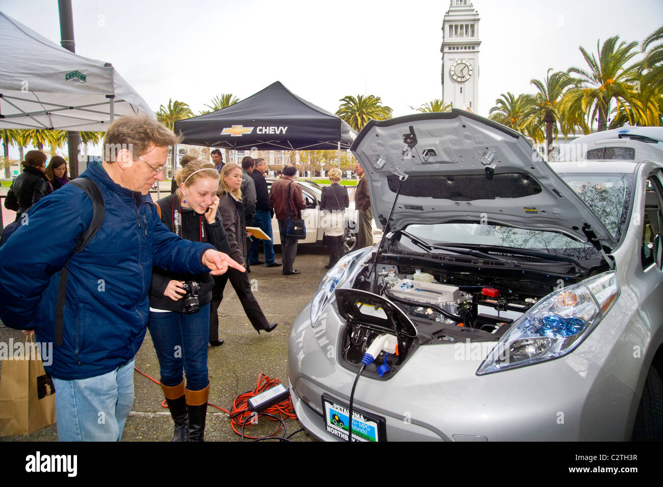 Port de chargement et du compartiment moteur de la Nissan LEAF, une cinq portes à hayon de taille moyenne tout-électrique de voiture zéro émission. Banque D'Images