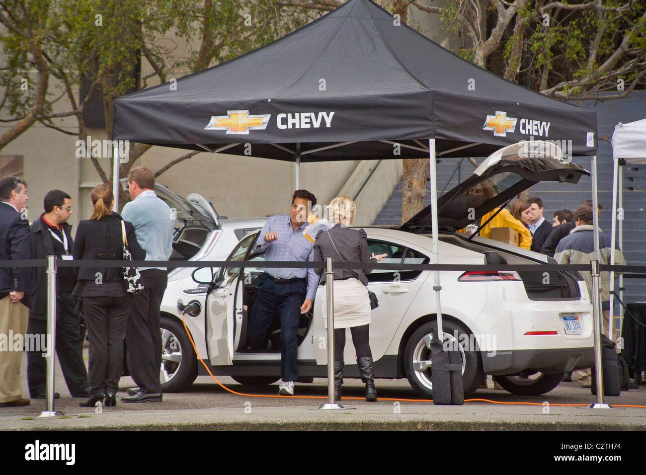 Une Chevrolet Volt voiture hybride essence-électricité est exposé dans l'Embarcadero Center dans le centre-ville de San Francisco. Banque D'Images
