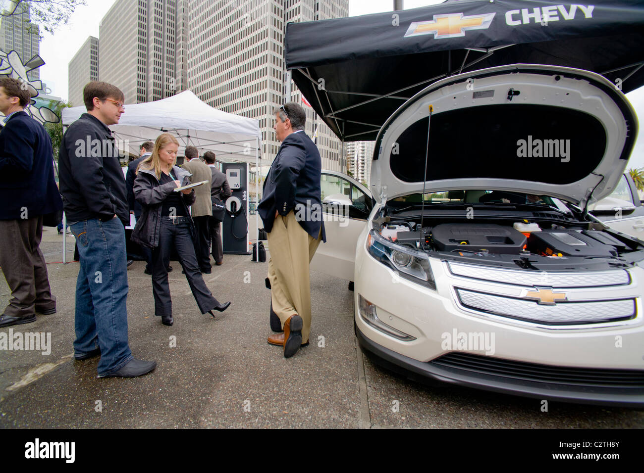 Le nouveau propriétaire d'une Chevrolet Volt voiture hybride essence-électricité est interviewé par un journaliste à l'Embarcadero Center de San Francisco. Banque D'Images