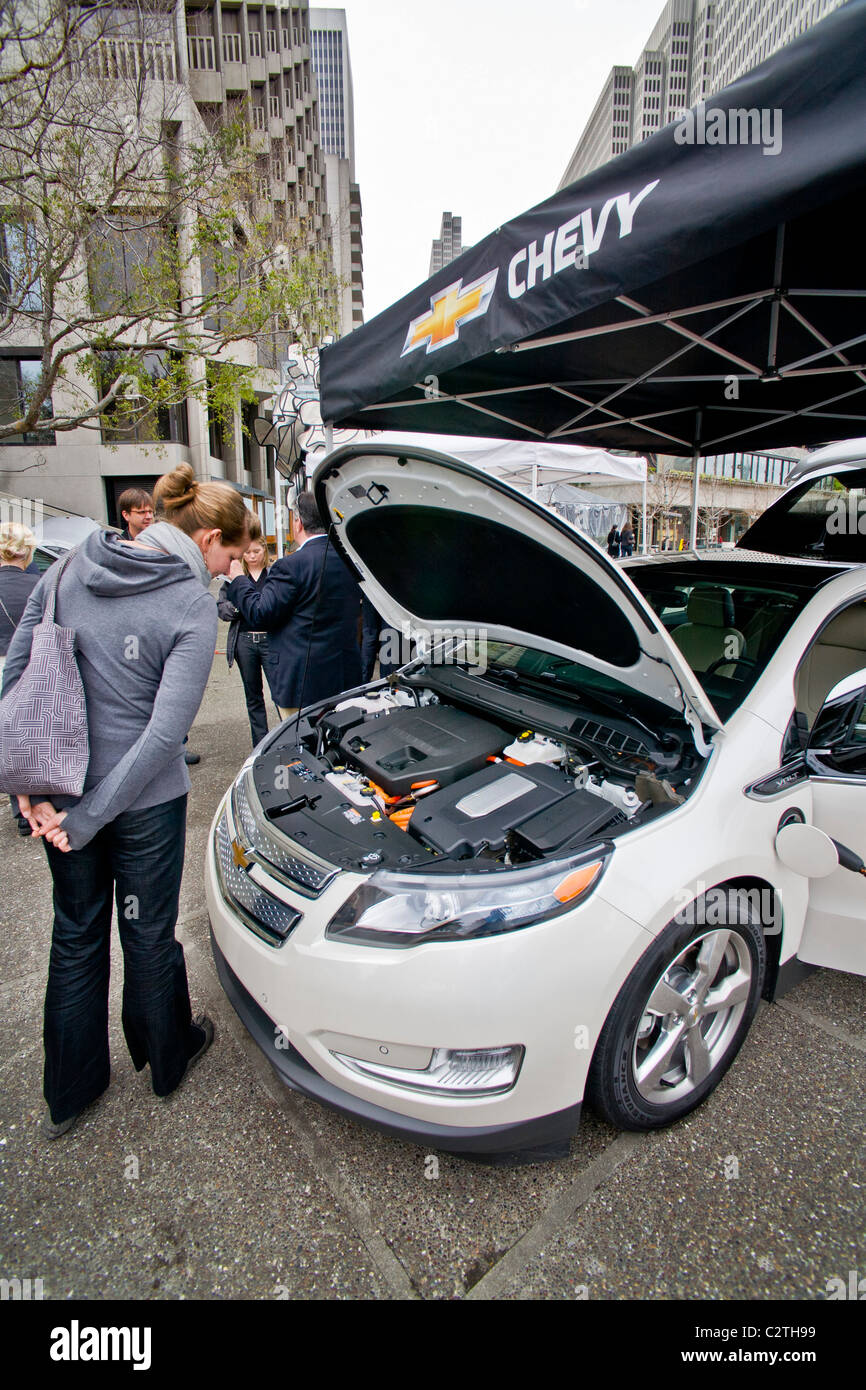 Une Chevrolet Volt voiture hybride essence-électricité est exposé dans l'Embarcadero Center dans le centre-ville de San Francisco. Banque D'Images