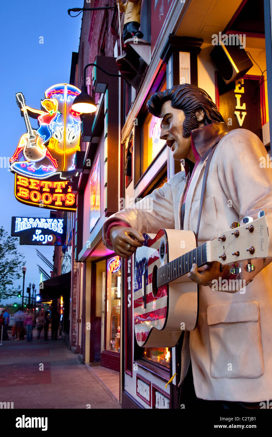 Statue d'Elvis à l'extérieur d'une boutique sur Broadway dans le centre de Nashville Tennessee USA Banque D'Images