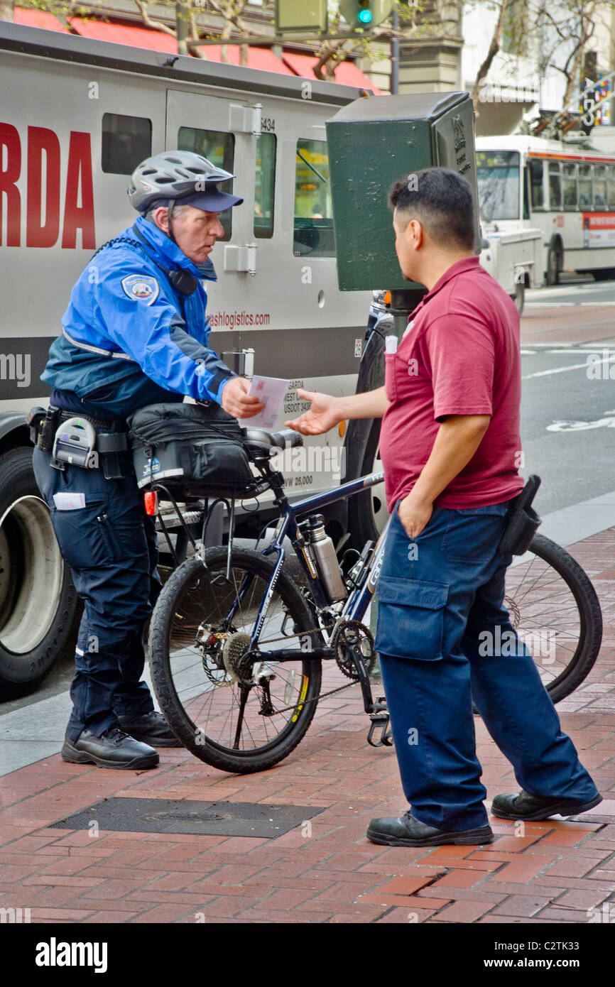 Une location canada gardien parking donne une contravention pour le conducteur d'un camion stationné illégalement à San Francisco, CA Banque D'Images