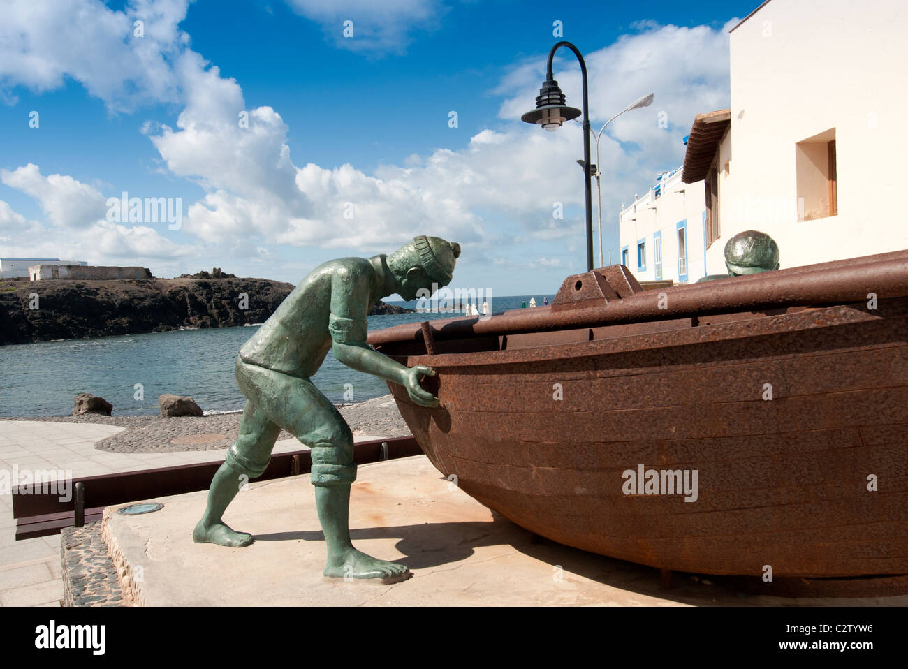 Bateau de pêcheur & sculpture dans El Cotillo Fuerteventura Banque D'Images