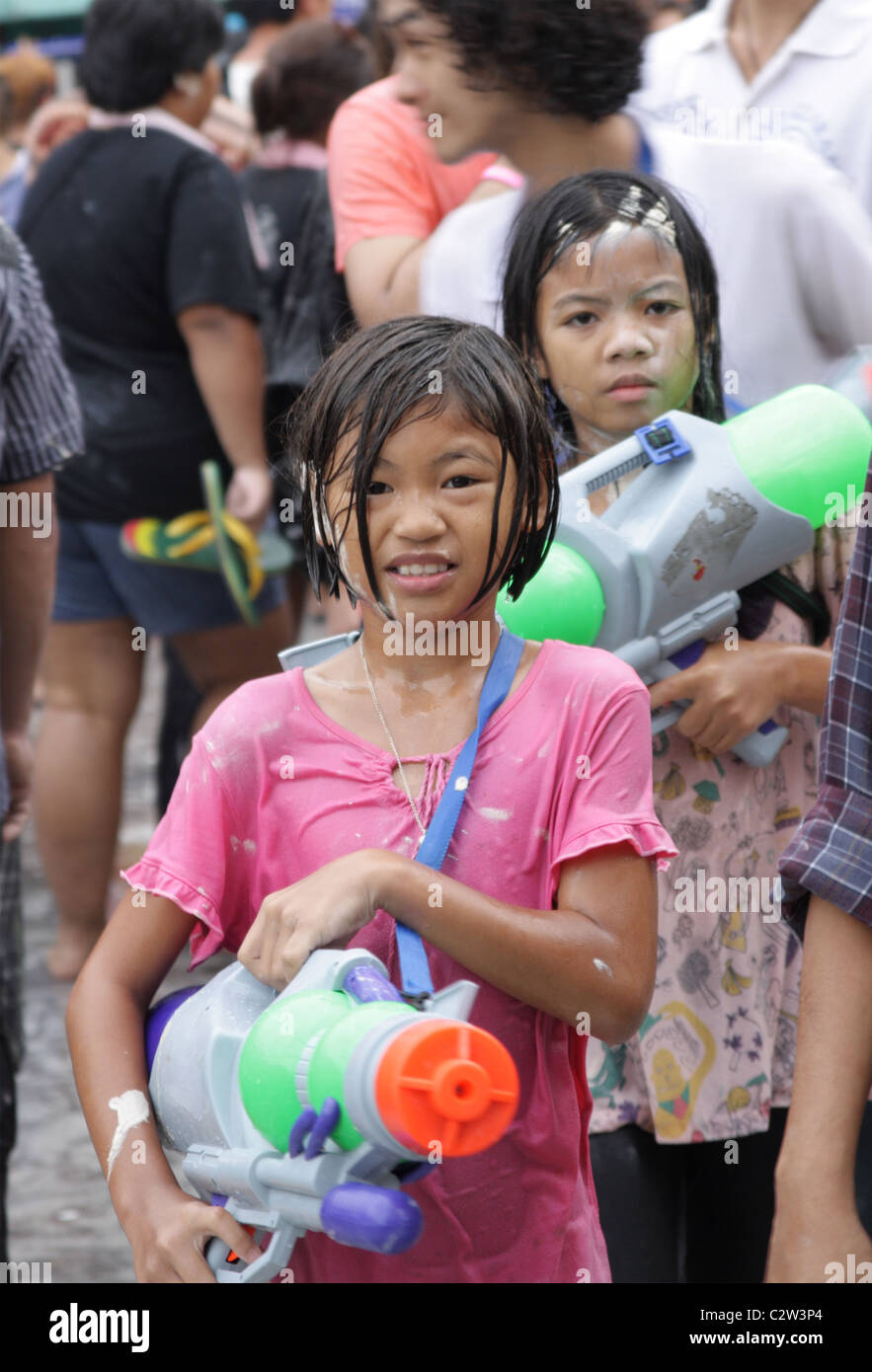 Filles Thai avec canon à eau pendant Songkran festival à Khao San road à Bangkok Banque D'Images