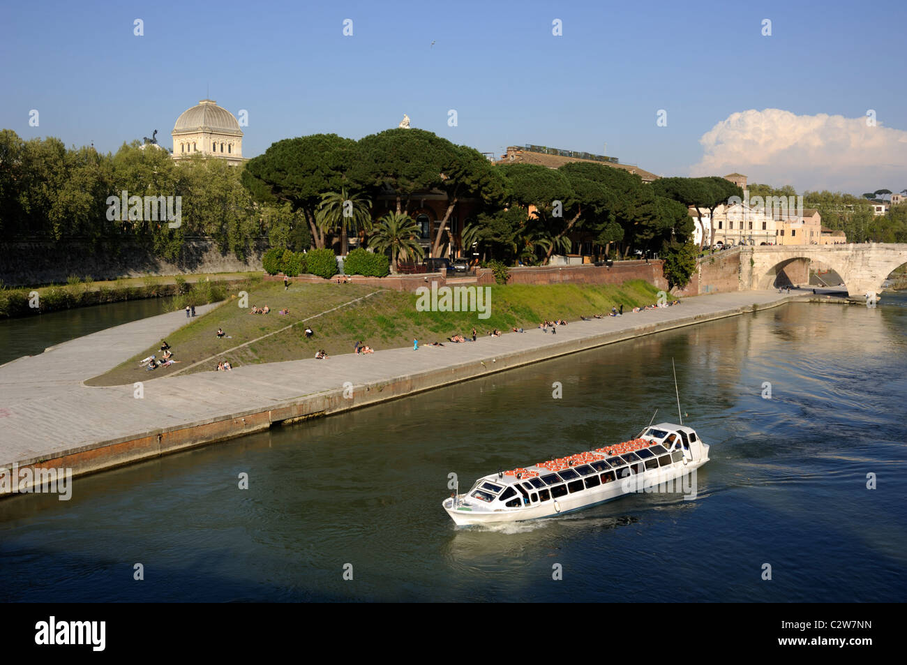 Italie, Rome, Isola Tiberina, bateau de croisière sur le fleuve Tibre Banque D'Images