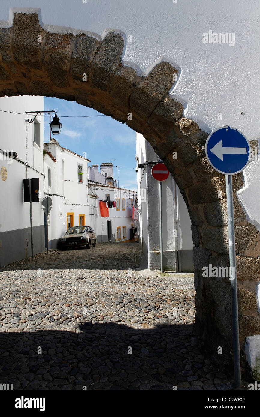 L'ARC prend en charge l'eau d'aqueduc (Aqueduto Agua do Prata) à Evora (Alentejo, Portugal. Banque D'Images