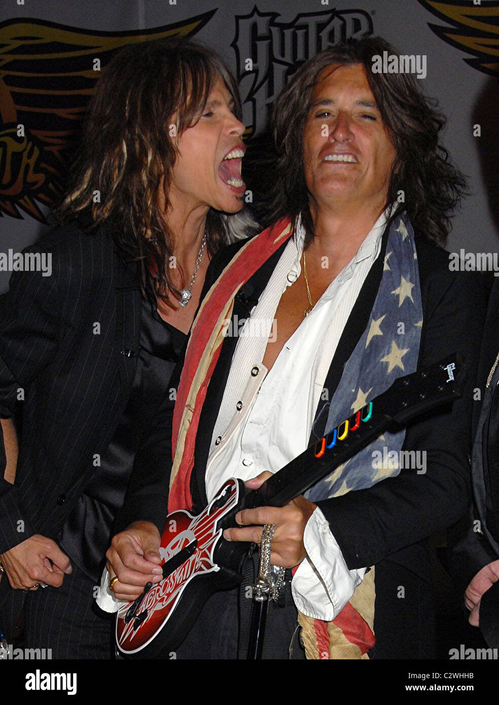 Joe Perry et Steven Tyler Aerosmith lancer le nouveau jeu vidéo "Guitar  Hero : Aerosmith' au Hard Rock Café de New York City, USA Photo Stock -  Alamy