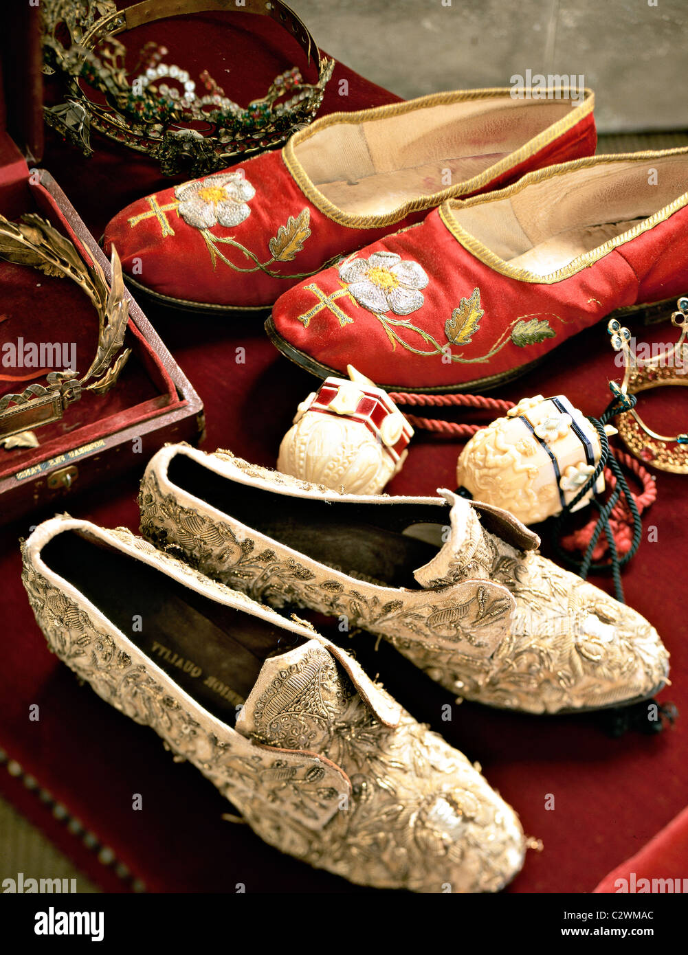 Broderies regency pantoufles fantaisie antique collection mode chaussures brocart romantique riche détail broderie ornée style médiéval rétro velours rea Banque D'Images