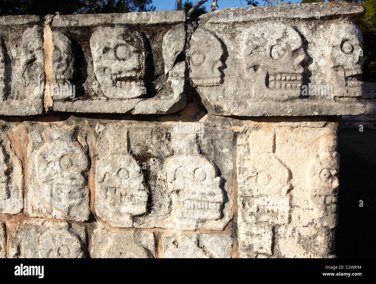 Crânes en pierre sculptée à Chichen Itza ruines Maya Yucatan Mexique Banque D'Images