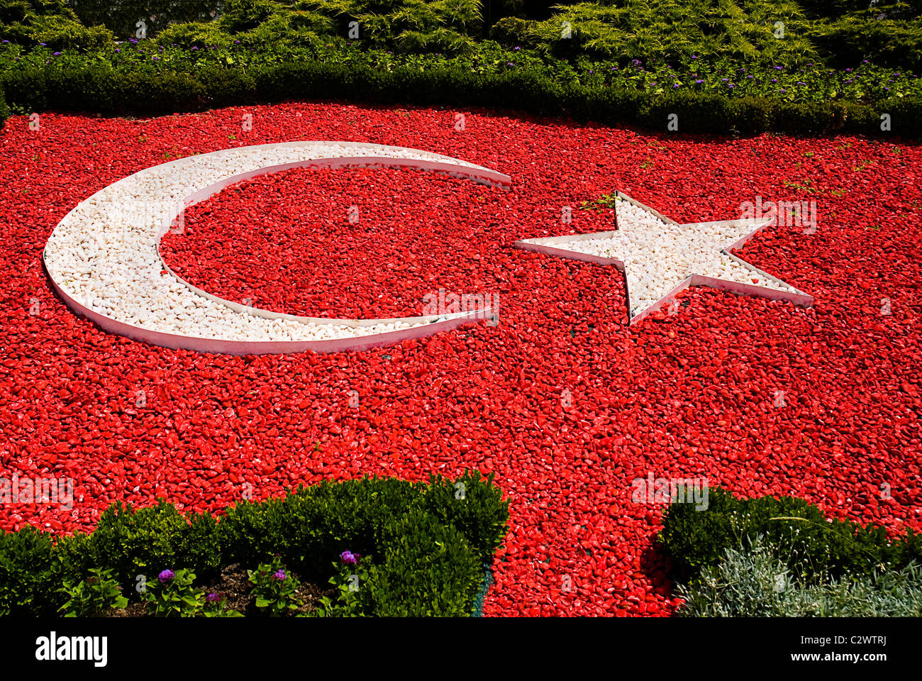 Turquie Ankara Anitkabir mausolée du fondateur de la République turque Mustafa Kemal Atatürk. Drapeau turc représenté à cailloux Banque D'Images