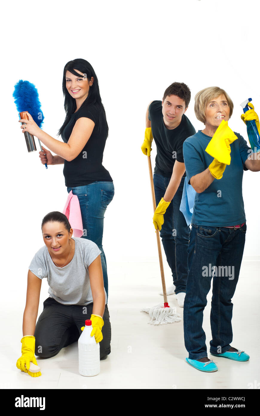Heureuse équipe de quatre smiling people le nettoyage de votre maison,  chaque personne faisant quelque chose de différent Photo Stock - Alamy