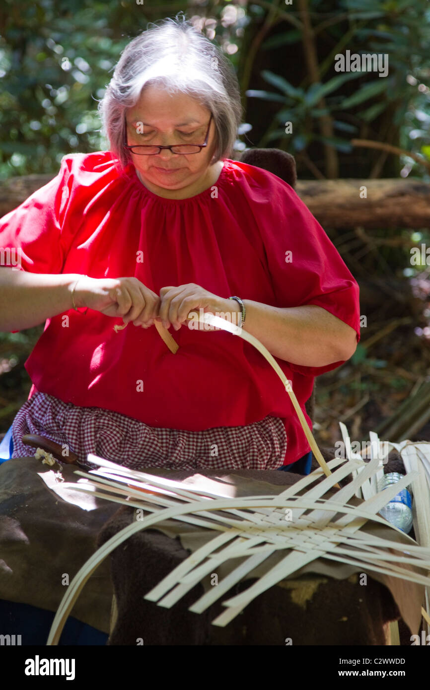 Native American Woman Weaving un panier Banque D'Images