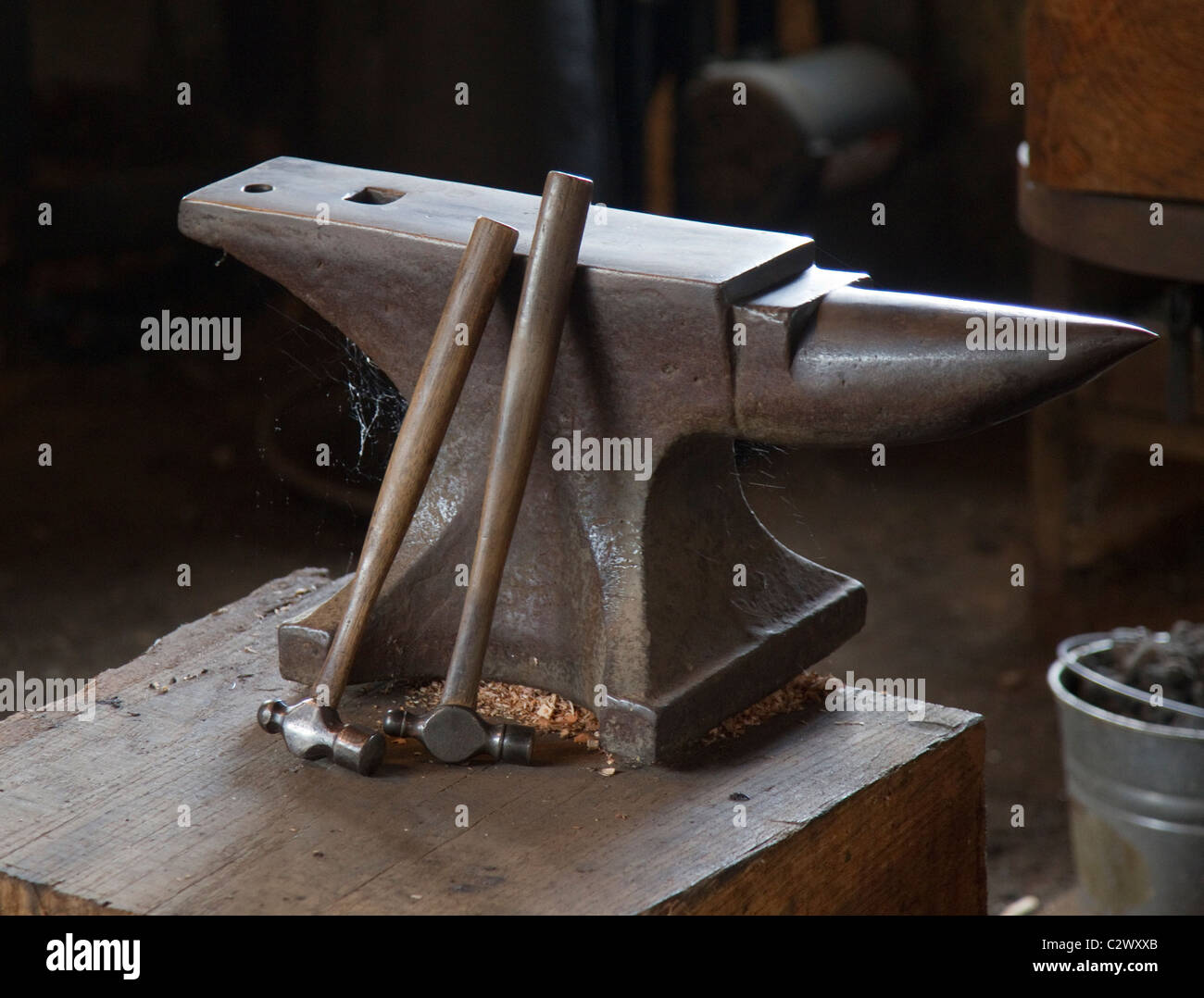 Une enclume et un marteau dans un atelier du forgeron Banque D'Images