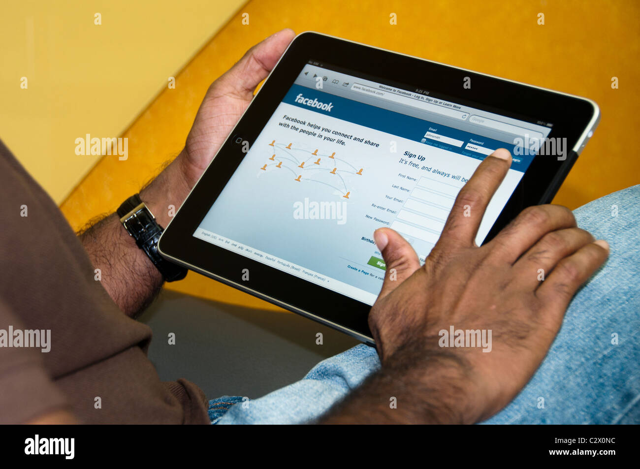 Vue rapprochée d'un homme à l'aide de Facebook avec l'iPad Banque D'Images