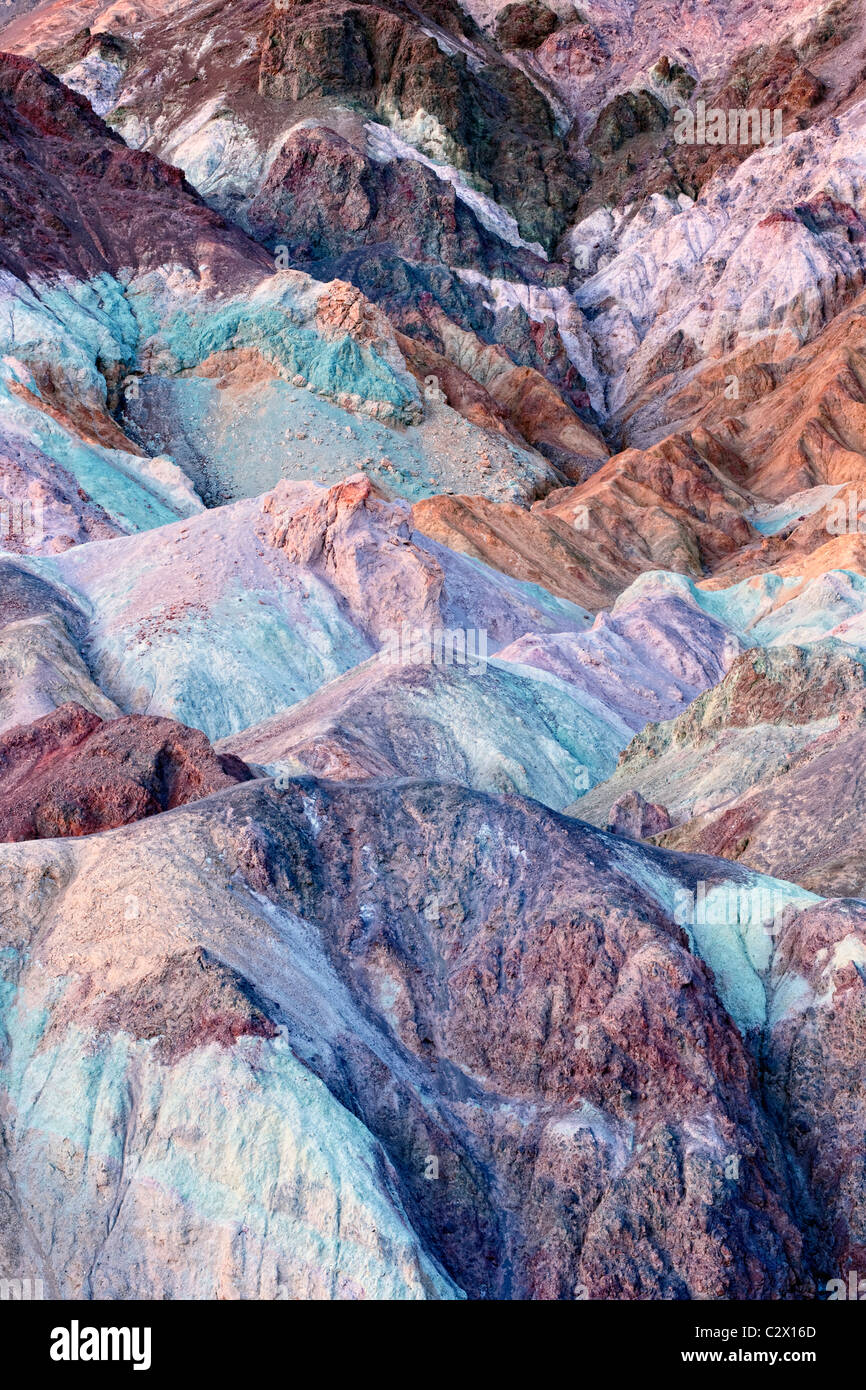L'oxydation de plusieurs métaux différents créés ces couleurs parmi la palette de l'artiste dans la Death Valley National Park. Banque D'Images
