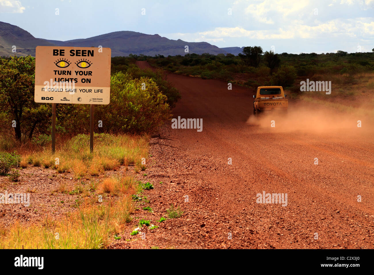 Mettez vos lumières sur la panneau d'avertissement, Pilbara, Australie du nord-ouest Banque D'Images