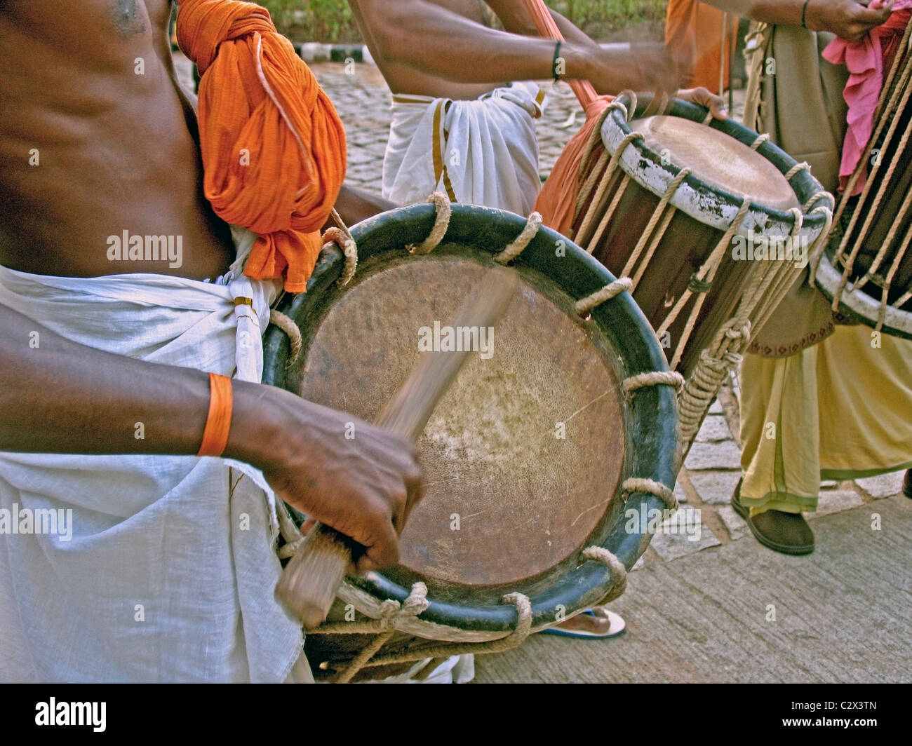 Musiciens, le batteur en face de visiteurs, Festival Pooram Thrissur, Kerala, Inde, Asie, Banque D'Images