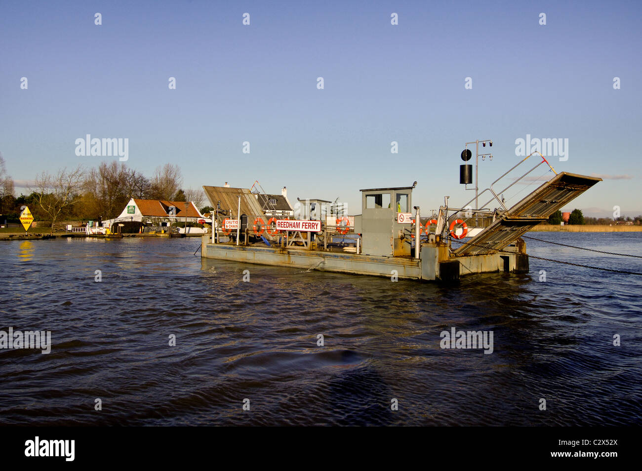 Reedham Ferry traversant la rivière Yare à Norfolk, près de l'East Anglia, Norwich Banque D'Images